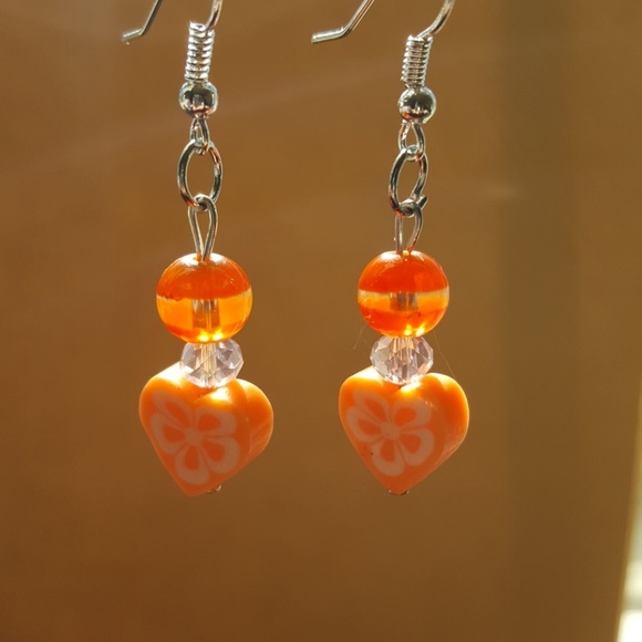 Orange🌼 & White Heart Flower Earring's🌼 - Picture 2 of 3